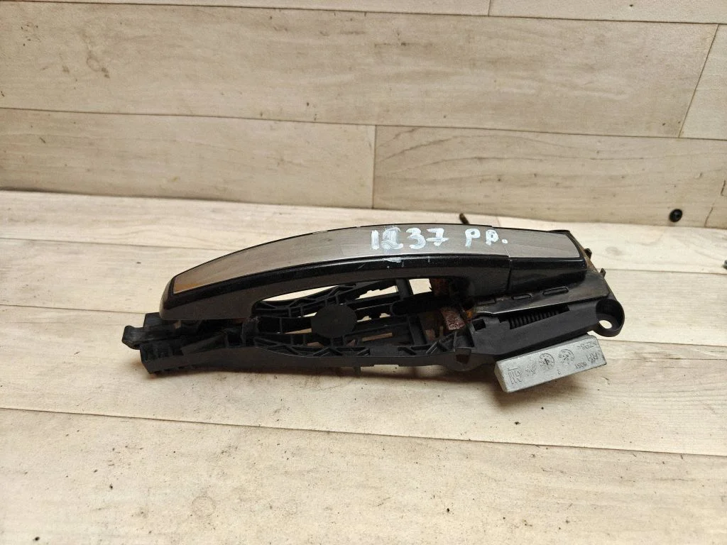 Front door exterior handle – front right