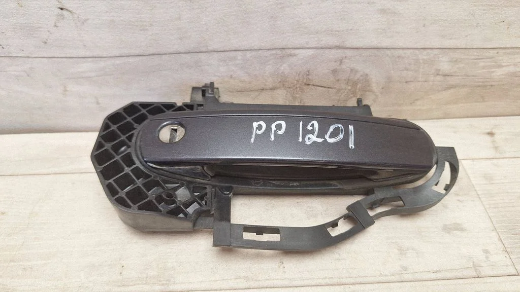Front door exterior handle – front right