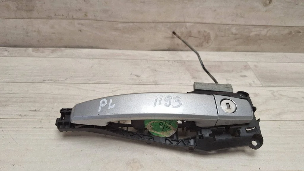 Front door exterior handle – front left
