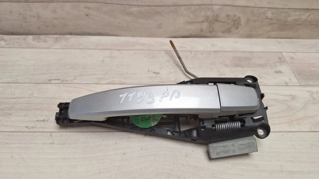 Front door exterior handle – front right