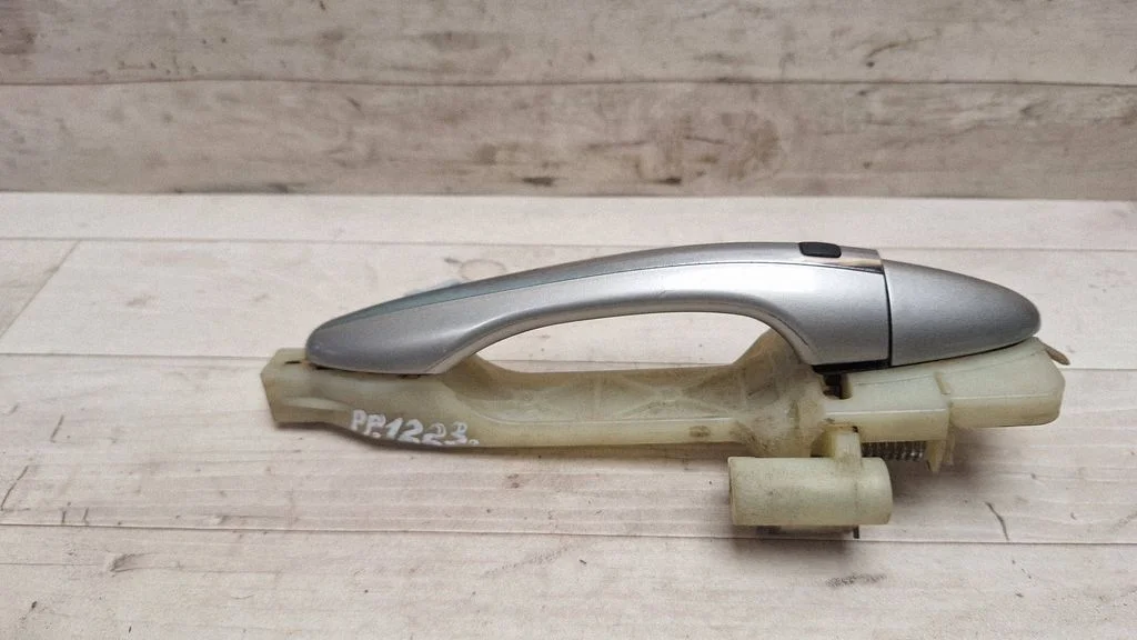 Front door exterior handle – front right