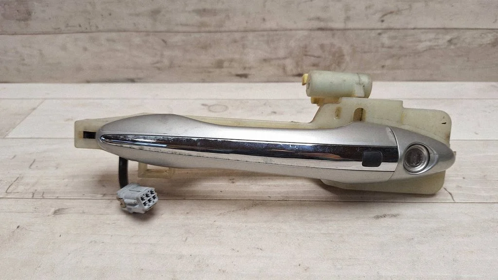 Front door exterior handle – front left
