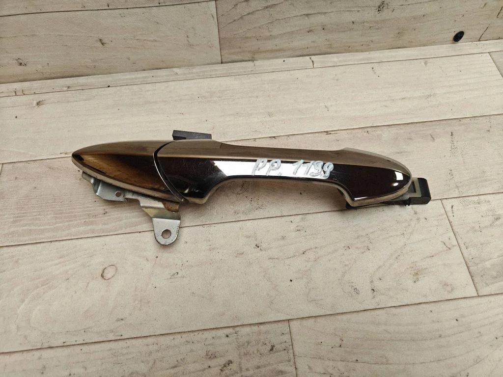 Front door exterior handle – front right