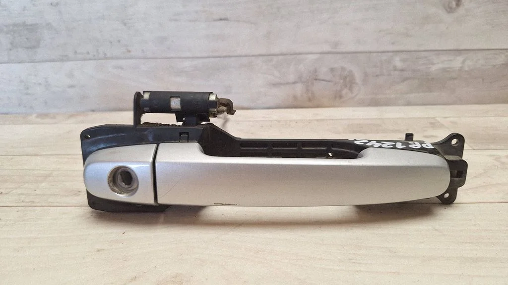 Front door exterior handle – front right