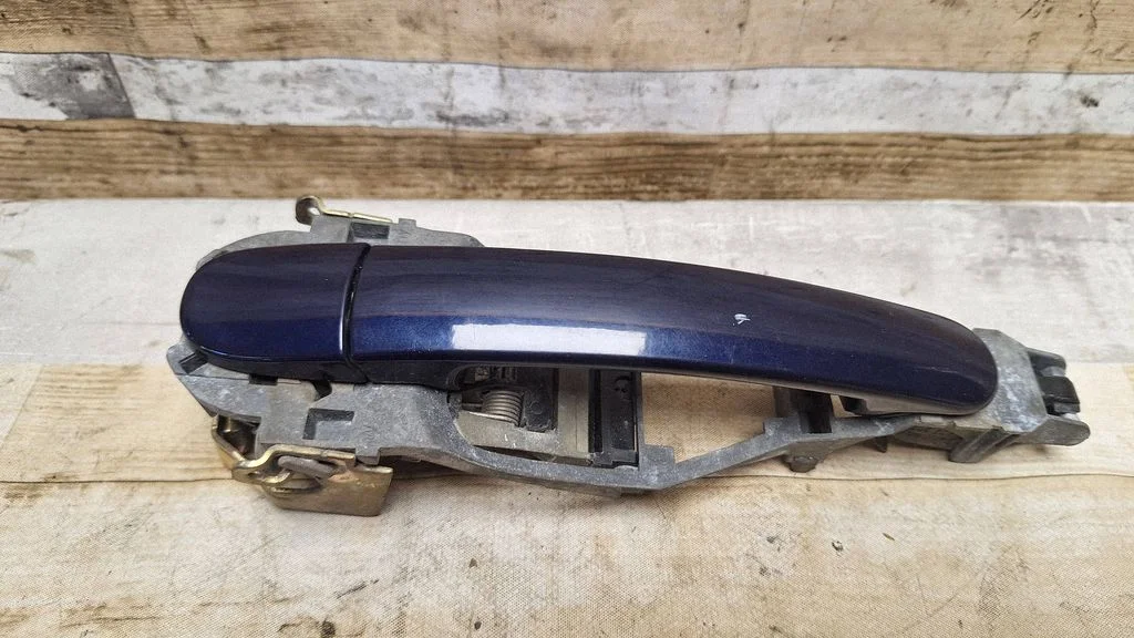 Front door exterior handle – front right