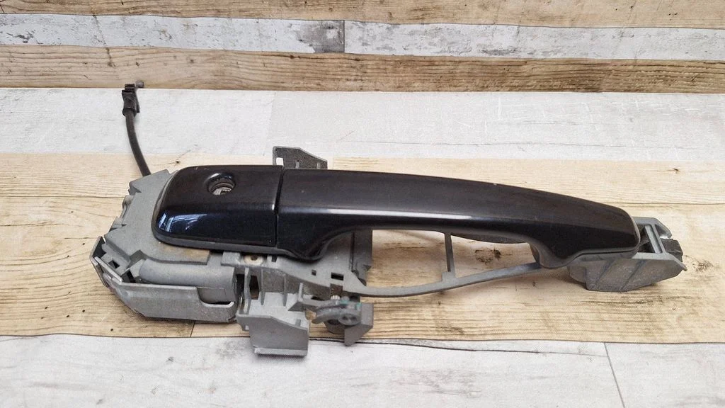Front door exterior handle – front left