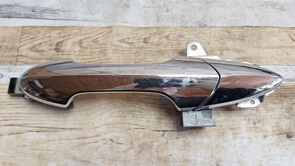 Front door exterior handle – front right