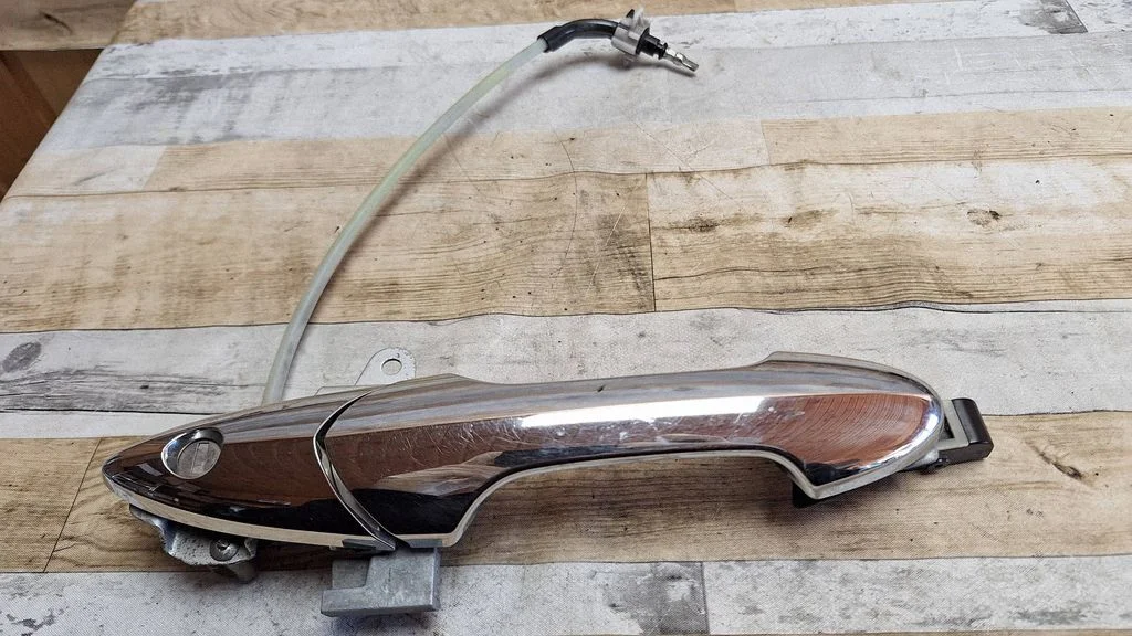 Front door exterior handle – front left