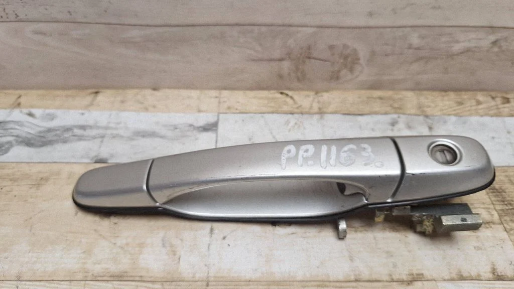 Front door exterior handle – front right