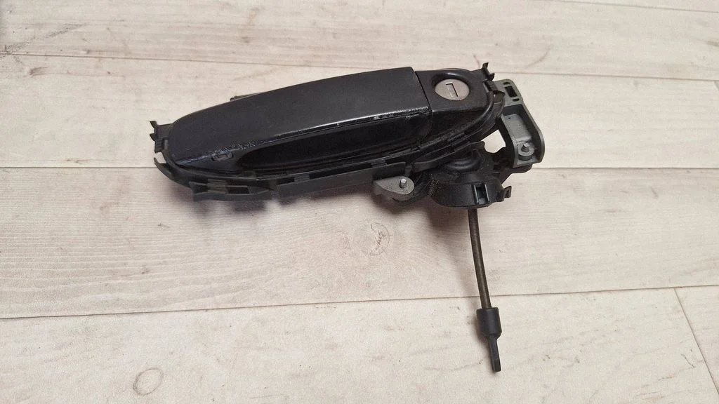Front door exterior handle – front left