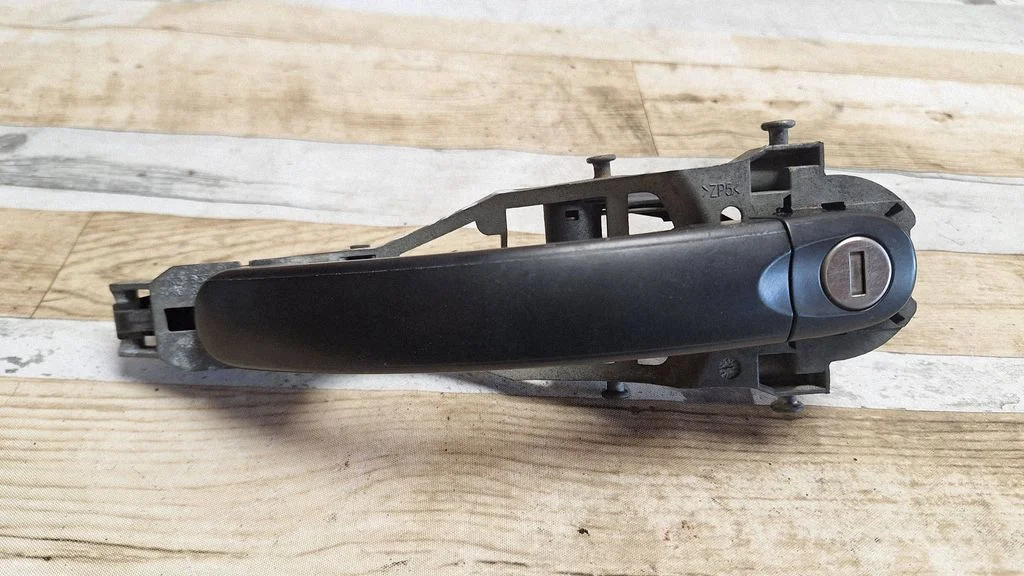 Front door exterior handle 1K0837886