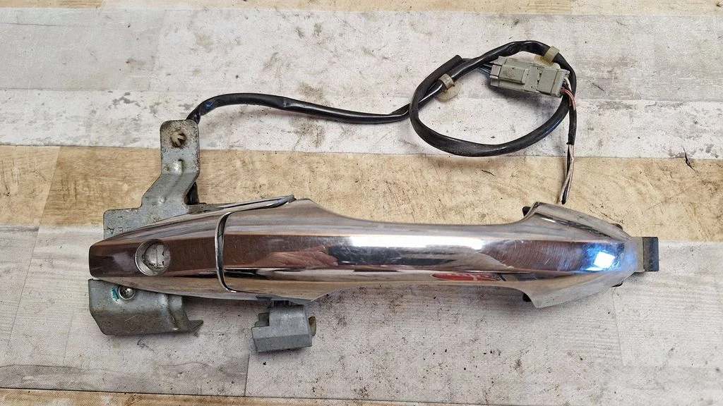 Front door exterior handle – front left