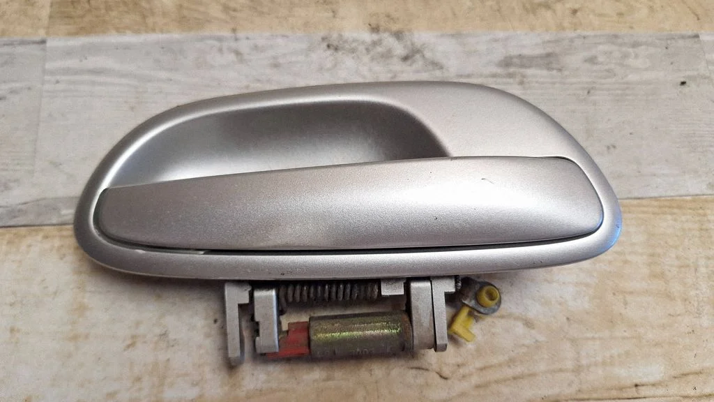 Front door exterior handle – front right