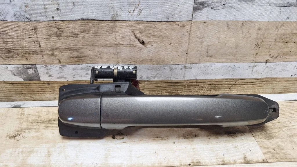 Front door exterior handle – front right