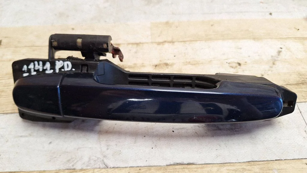 Front door exterior handle – front right