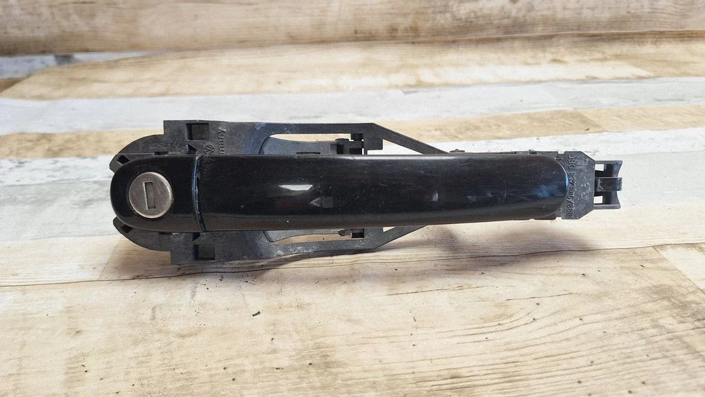 Esiukse välimine käepide 3B0837885