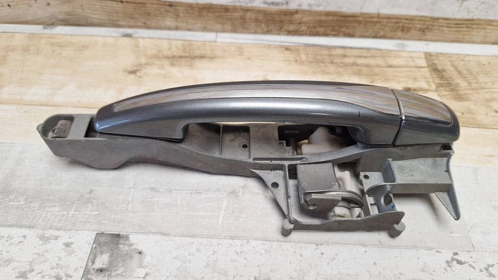 Front door exterior handle – front right