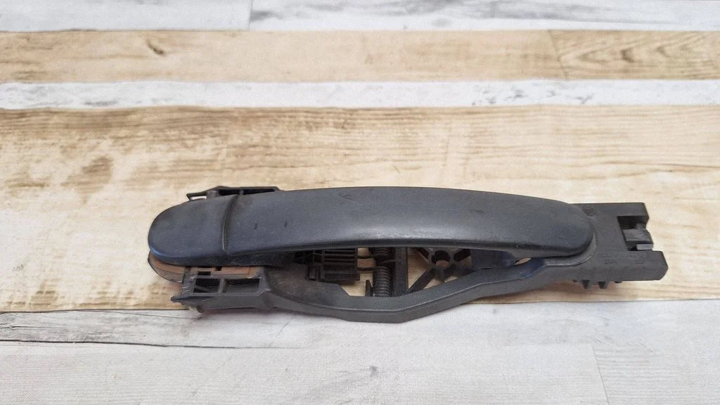 Front door exterior handle – front right