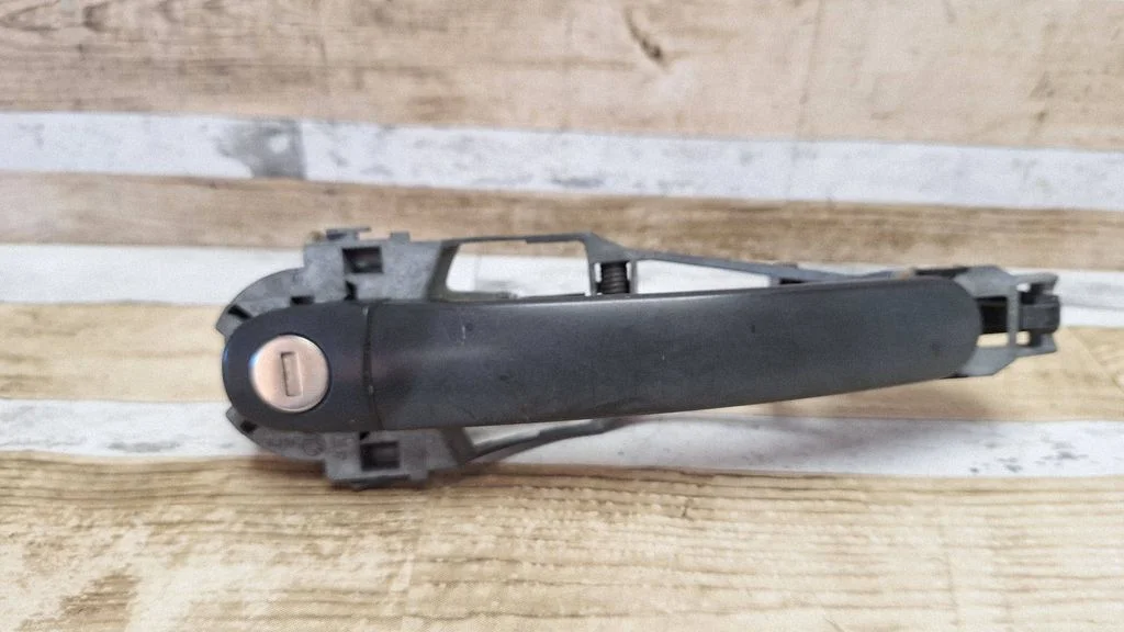 Front door exterior handle – front left