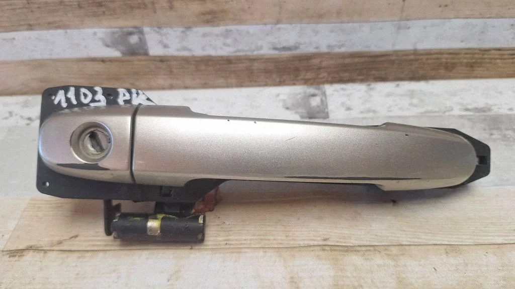 Front door exterior handle – front left