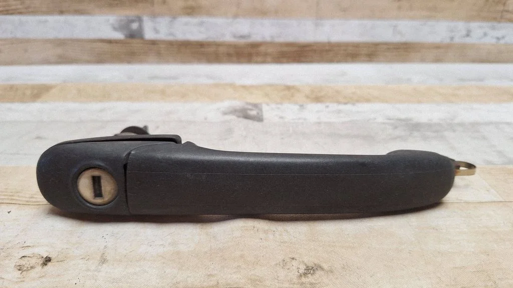 Front door exterior handle – front left