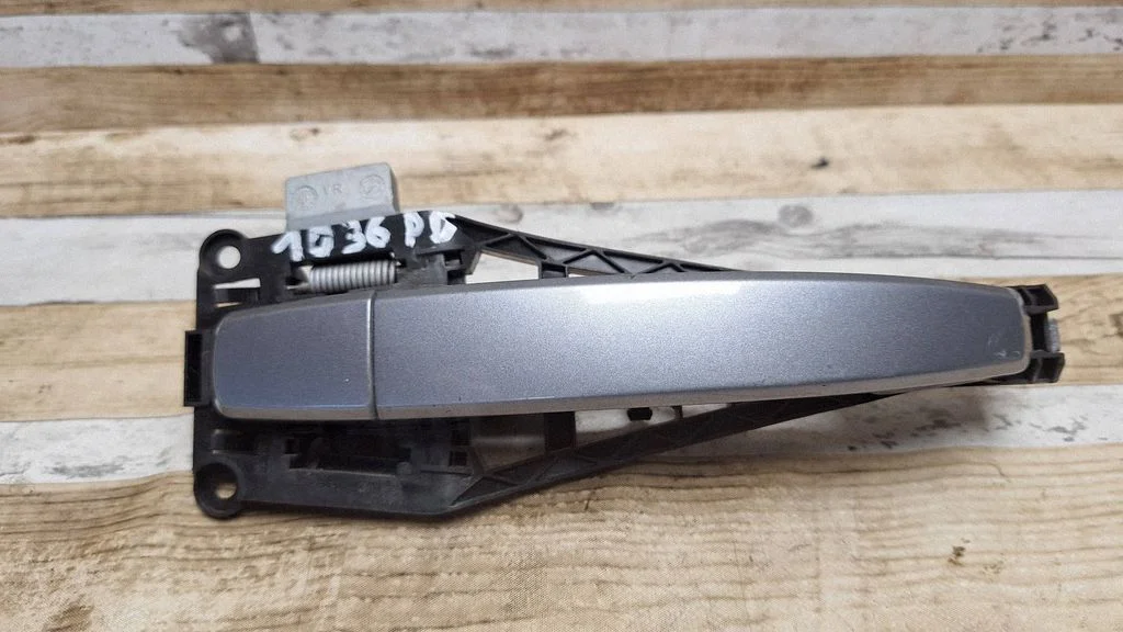 Front door exterior handle – front right