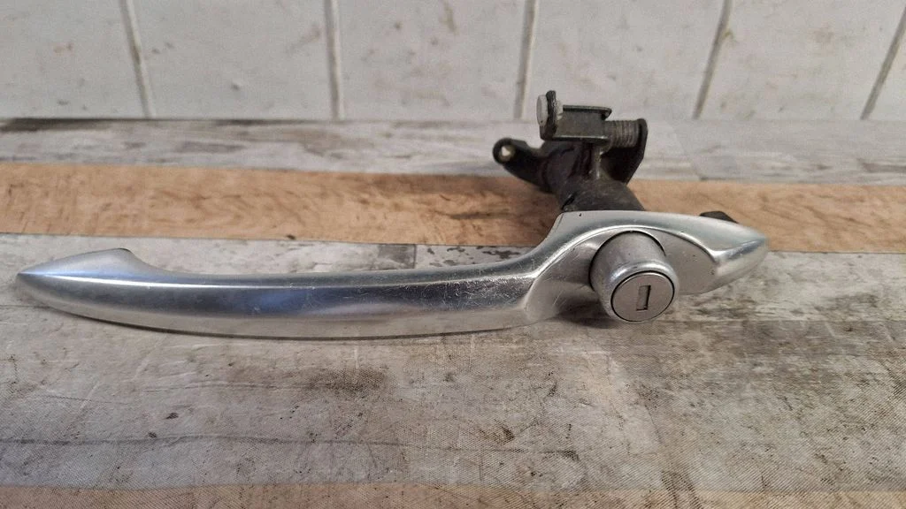 Front door exterior handle – front left