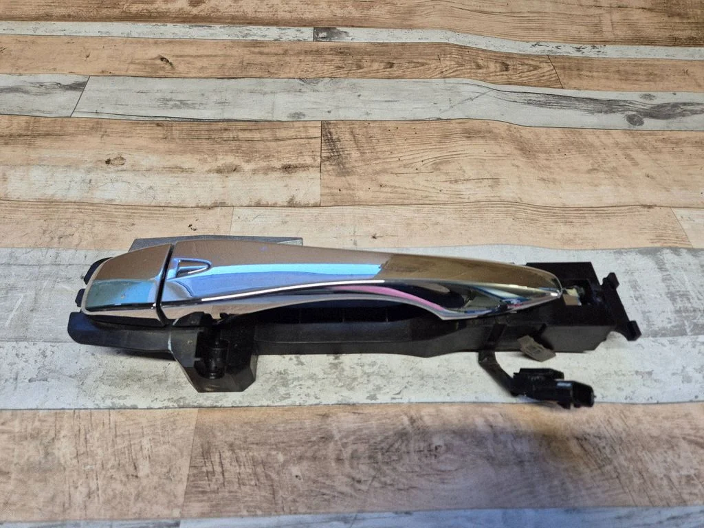 Front door exterior handle – front right