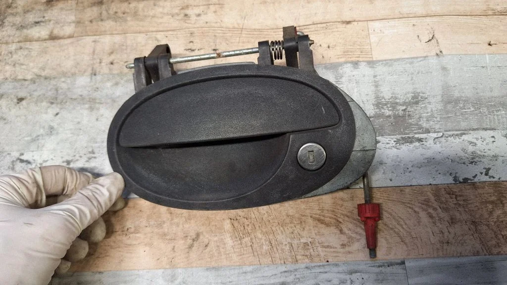 Front door exterior handle – front left