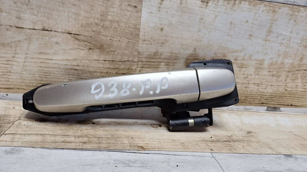 Front door exterior handle – front right
