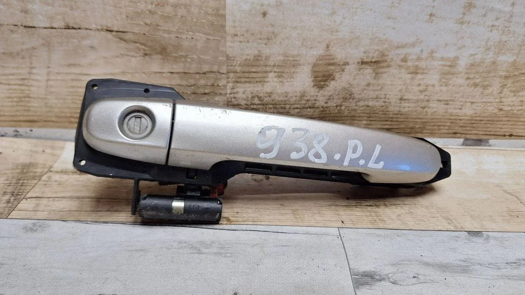 Front door exterior handle – front left