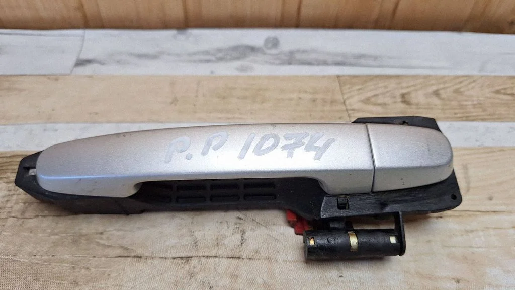Front door exterior handle – front right