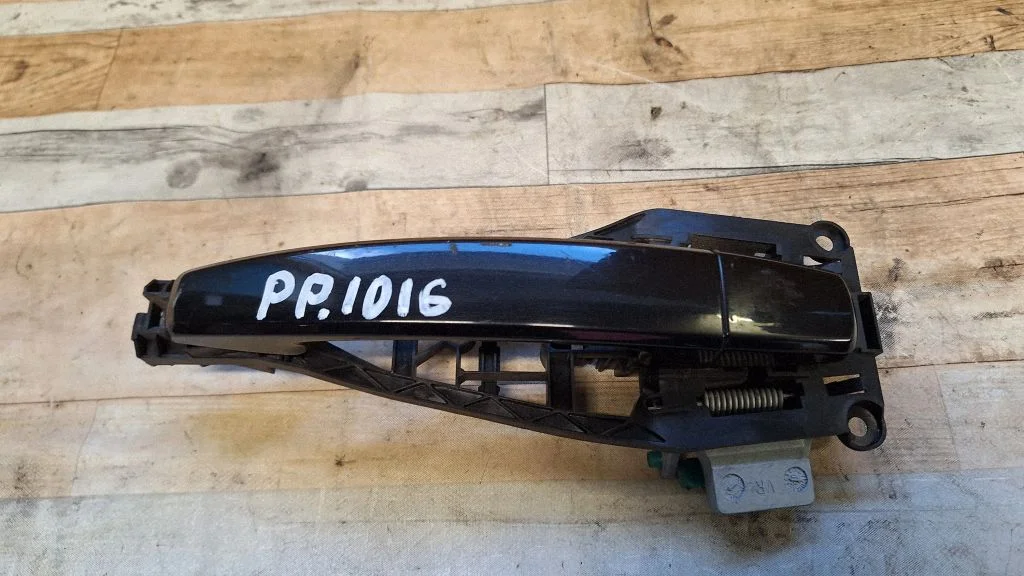 Front door exterior handle – front right
