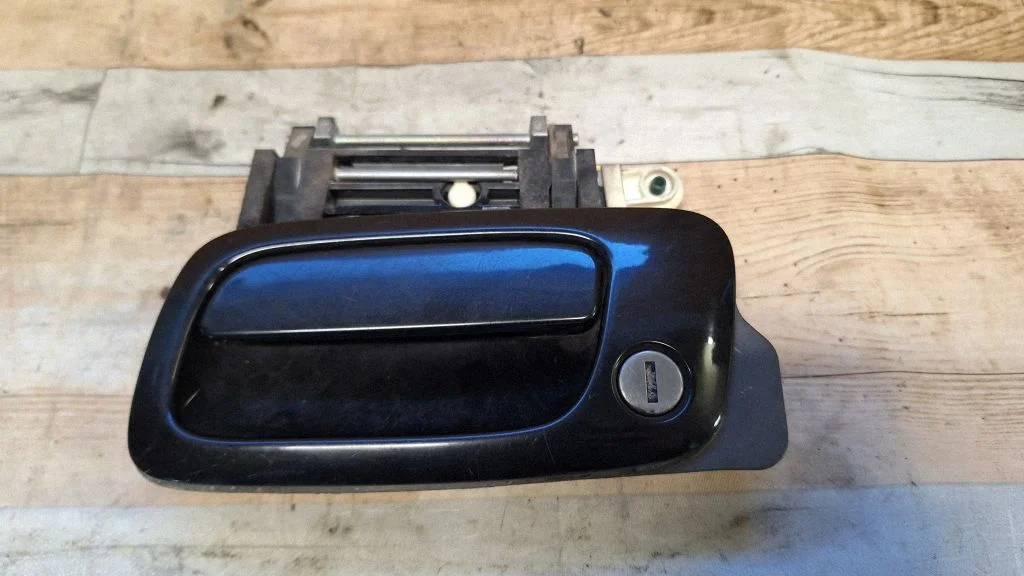 Front door exterior handle – front left