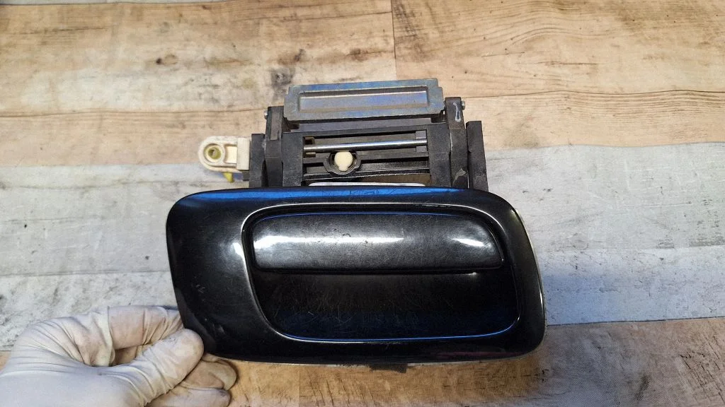 Front door exterior handle – front right