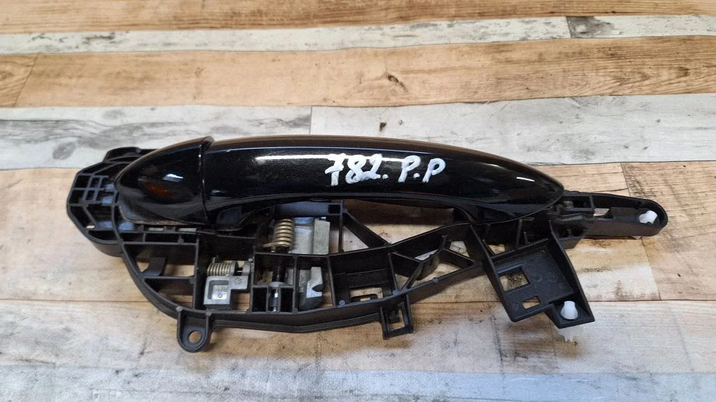 Front door exterior handle – front right