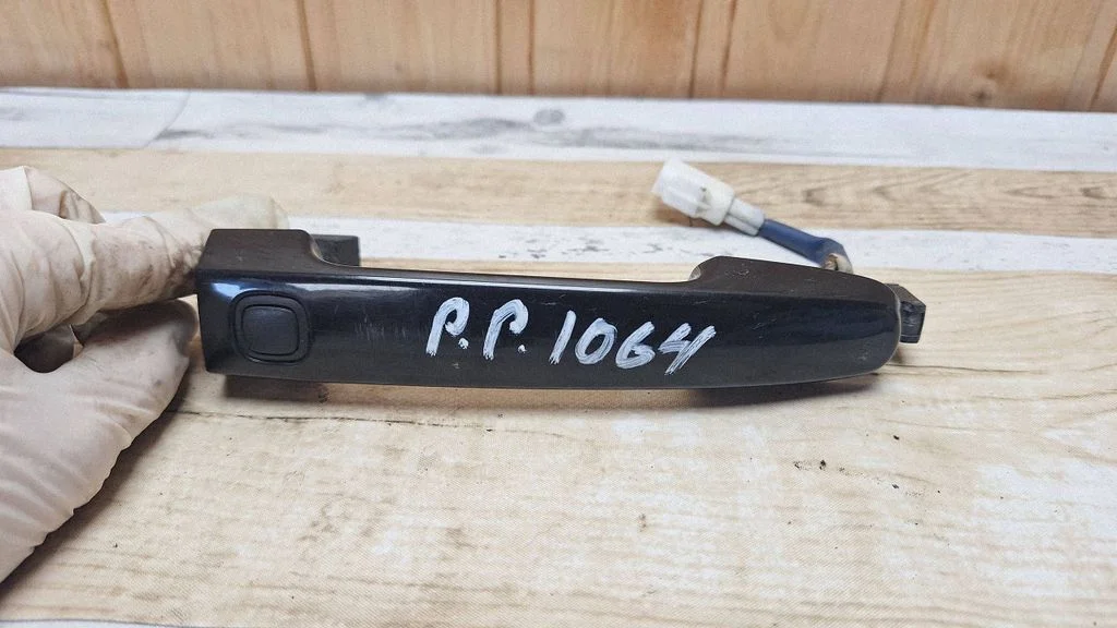 Front door exterior handle – front right
