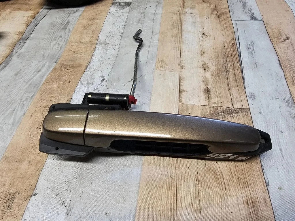 Front door exterior handle – Toyota Avensis T250 (2003-2006)