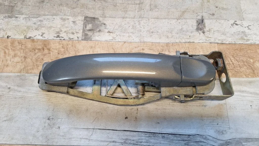 Front door exterior handle – front right