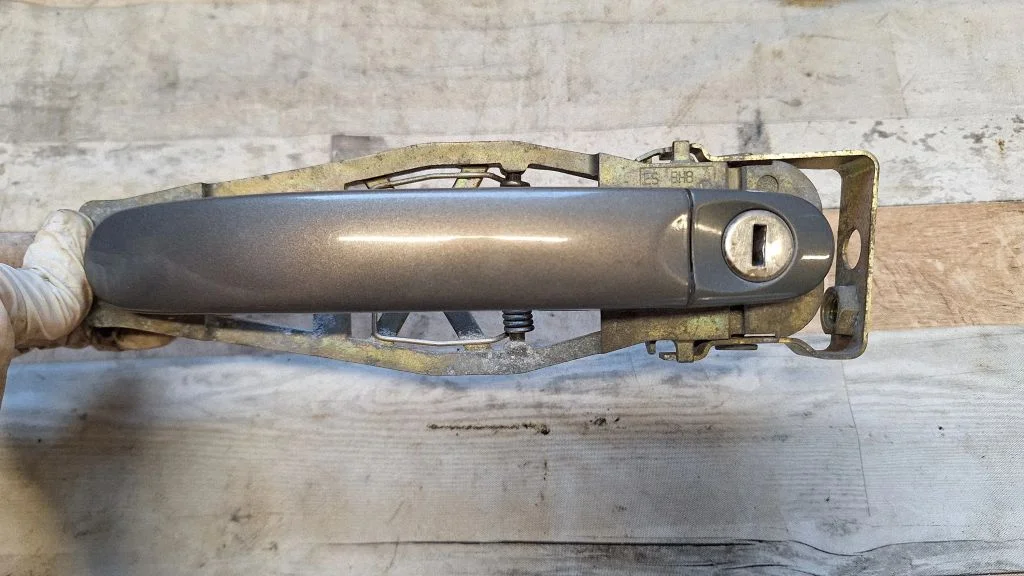 Front door exterior handle – front left