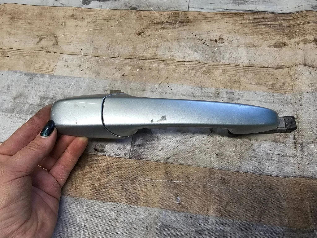 Front door exterior handle – front right