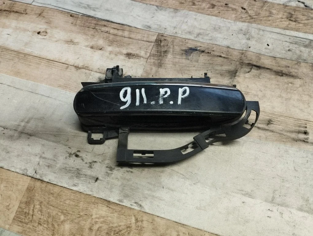 Front door exterior handle – front right