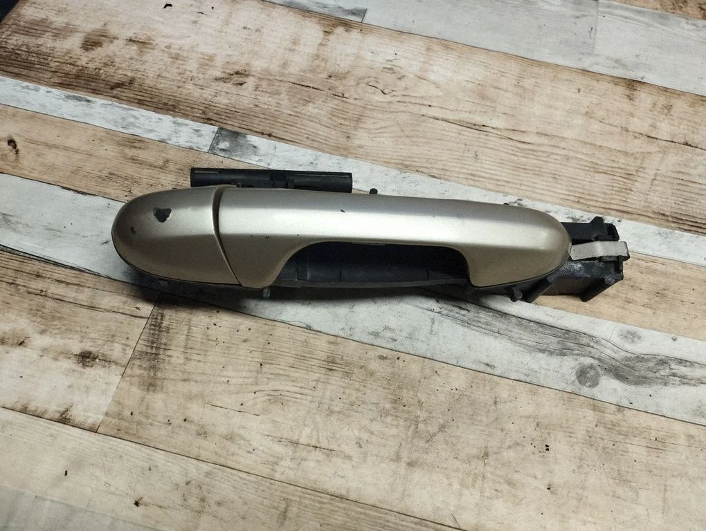 Front door exterior handle – front right