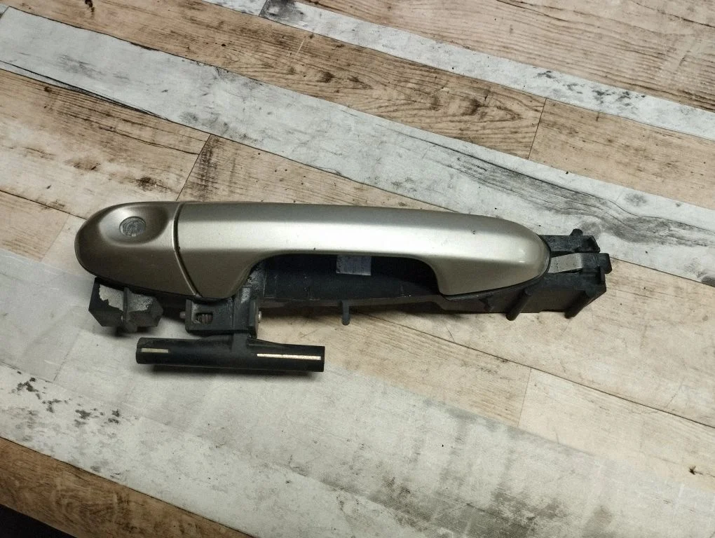 Front door exterior handle – front left