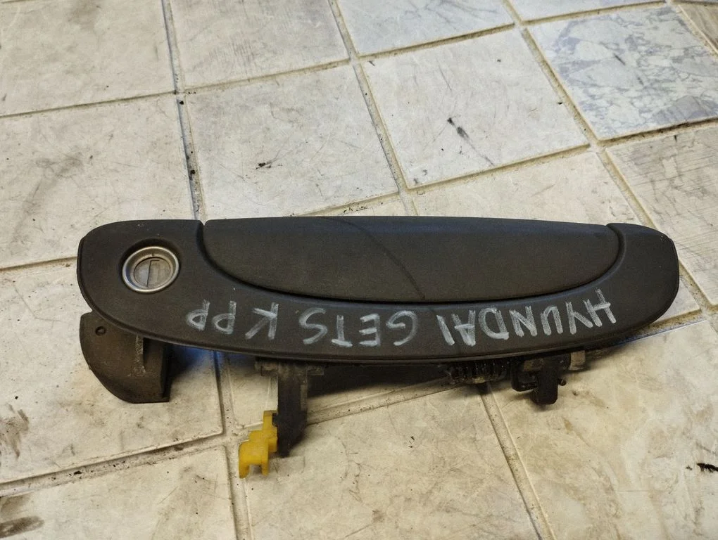 Front door exterior handle – front left