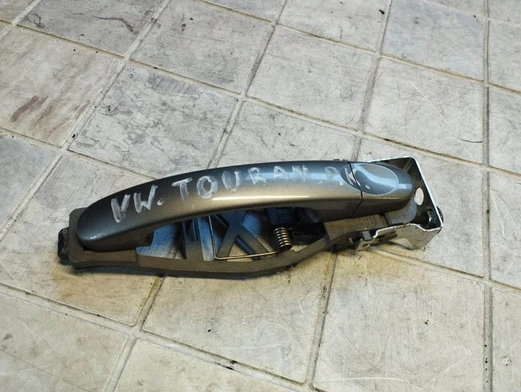 Front door exterior handle – front left