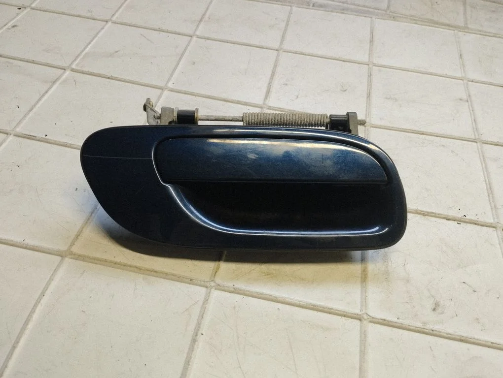 Front door exterior handle – front right