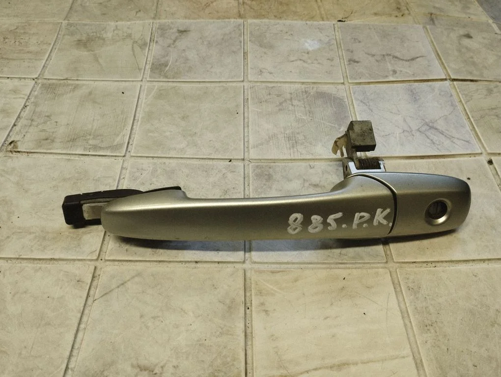 Front door exterior handle – front left
