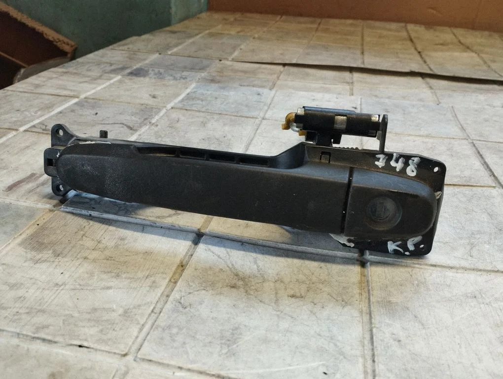 Front door exterior handle – front left