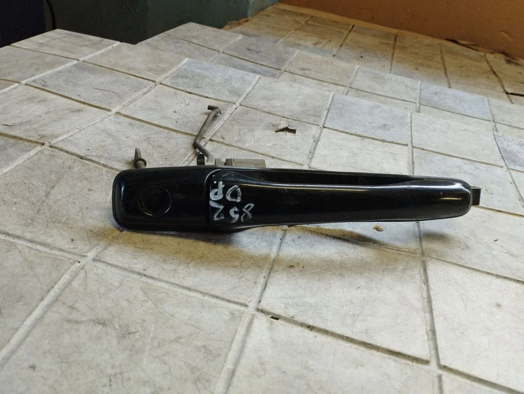 Front door exterior handle – front right
